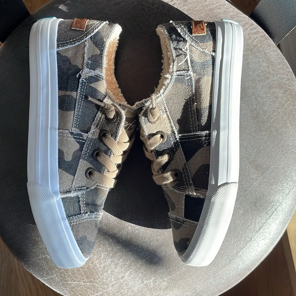 Blowfish Malibu Camouflage Faux Shearling
Lined Sneakers 
NWOT - Picture 8 of 10